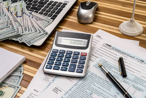 daňový formulář s kávy, laptop, tužku a kalkulačku a dolar - Fotografie, Obrázek