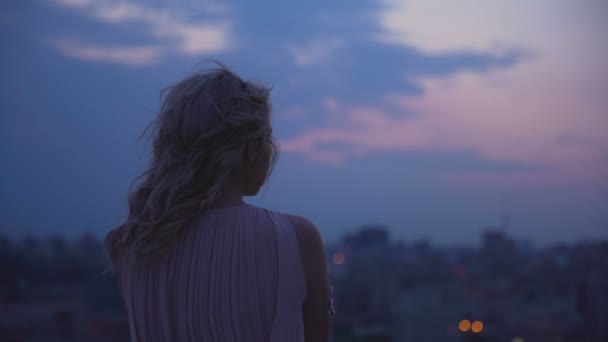 Chica solitaria congelada tristemente mirando a la distancia soñando con el amor y el cuidado de los hombres
 - Metraje, vídeo