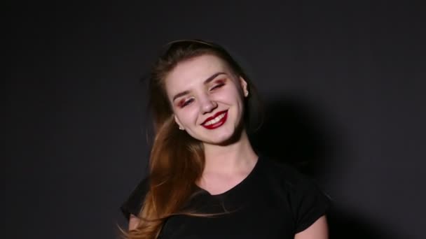 Fiatal kellemes szexi lány hullámok haj és a mosoly. Lassú mozgás - Felvétel, videó