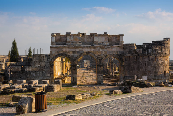 Ruinas del templo de Appolo con fortaleza en la parte posteriora en Corinth antiguo, Peloponnese, Grecia
 - Foto, imagen