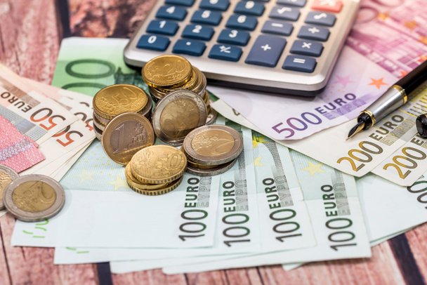 евро счета с монетой и калькулятором, ручка
. - Фото, изображение