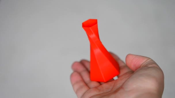 La personne tient sur ses mains et voit un objet créé sur l'imprimante 3D
 - Séquence, vidéo