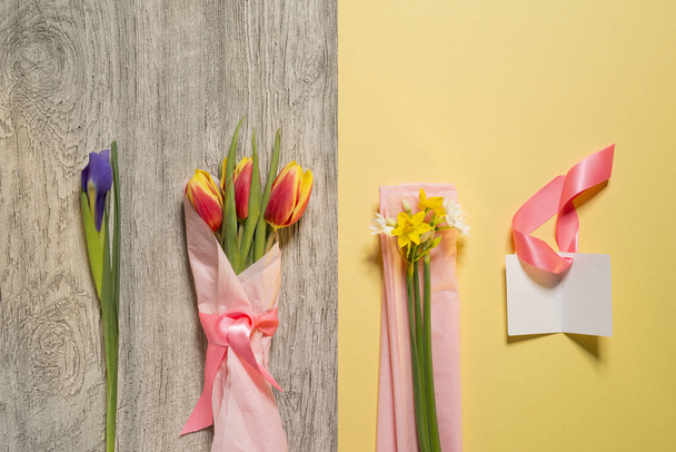 Tulpen, Narcissus en lege Gift Tag plat lag - Foto, afbeelding