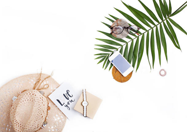 Trooppinen palmunlehti, olkihattu, lasit ja käsinkirjoitettu korttirakkaus
  - Valokuva, kuva
