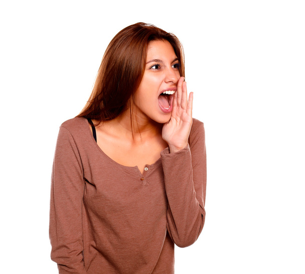 Charming young woman screaming to her left - Foto, afbeelding