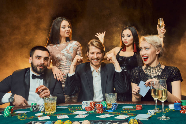 pokerspelers zitten rond een tafel in een casino. - Foto, afbeelding