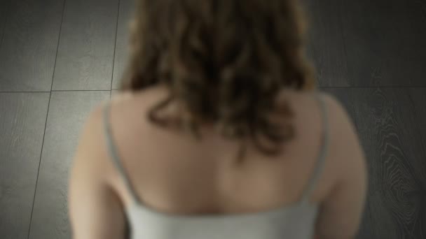 Otyła kobieta natrafienia na łazienka wagi do wyboru masy ciała, zawartości tłuszczu, widok z tyłu - Materiał filmowy, wideo