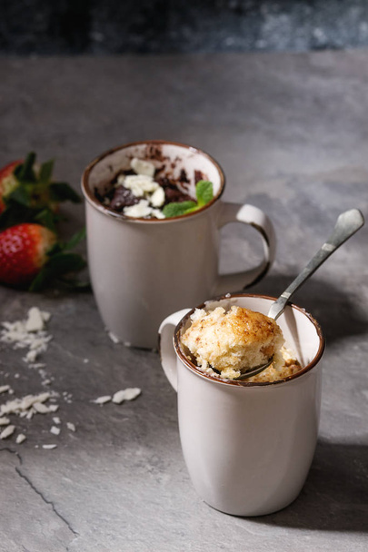 Chocolate and vanilla mug cakes - Valokuva, kuva