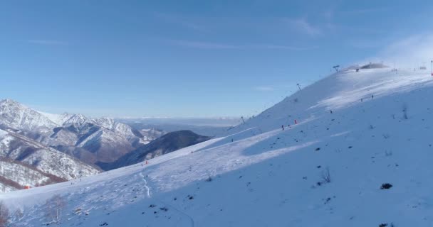 lado aéreo seguir pessoas esquiador esquiador esqui alpino no inverno nevado pista de esqui de montanha no dia ensolarado.Itália Alpes montanhas neve temporada ativo esqui sport.4k drone voo
 - Filmagem, Vídeo