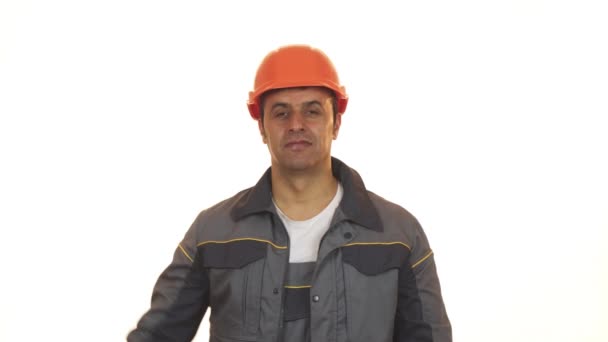 Mutlu olgun sanayi işçisi kask matkap tutan yukarı başparmak gösterilen - Video, Çekim