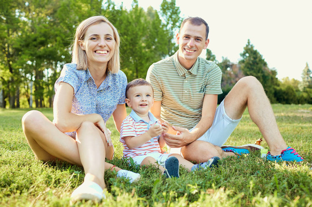 портрет счастливой семьи в парке.  - Фото, изображение