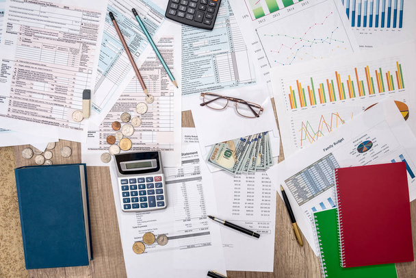 Documentos de estadísticas financieras - formulario de impuestos, presupuesto personal con dinero, bolígrafo, calculadora
 - Foto, imagen