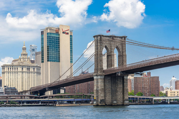 Ουρανοξύστης Νέας Υόρκης με γέφυρα Μπρούκλιν - Φωτογραφία, εικόνα
