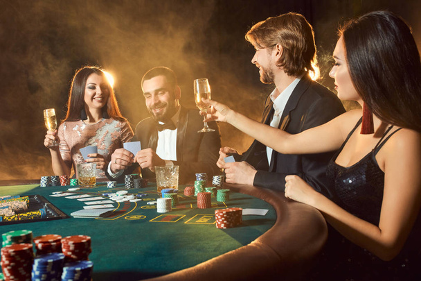 Hoge klasse vrienden die gokken in een casino. - Foto, afbeelding