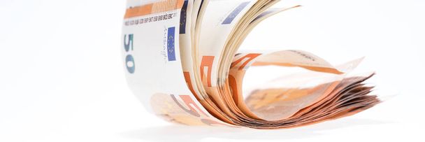 Πολλά 50 τραπεζογραμμάτια ευρώ που απομονώθηκαν σε λευκό - Φωτογραφία, εικόνα