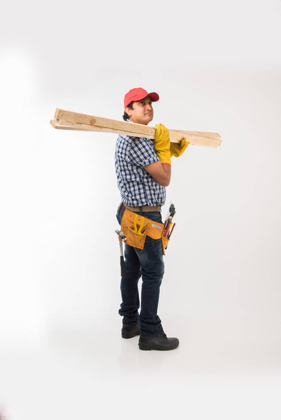 Όμορφος ινδική ξυλουργός ή ξύλινος εργαζόμενος σε δράση, απομονώνονται σε λευκό φόντο - Φωτογραφία, εικόνα