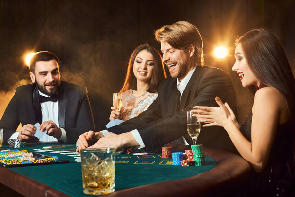 Felső osztályú barátok szerencsejáték egy kaszinóban. - Fotó, kép