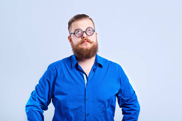 A fat, bearded man clever with glasses with a clever stupid expr - Foto, Imagen