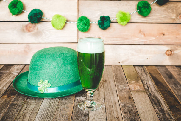 アイルランドのお祭り帽子の緑色のビールのグラス - 写真・画像