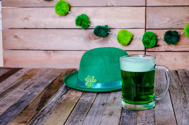 Becher mit grünem Bier und irischem Festtagshut - Foto, Bild