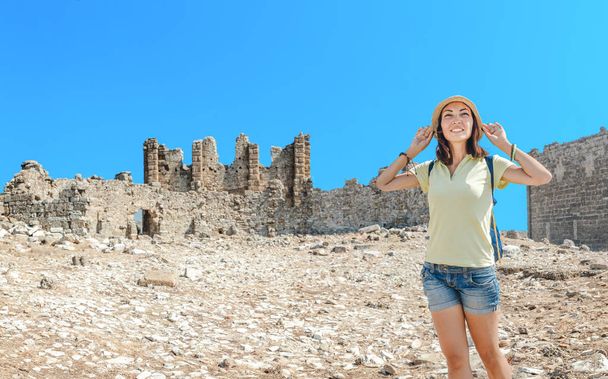 glücklich Touristin reist in berühmten antiken Stadt aspendos in der Türkei, historische und archäologische Konzept - Foto, Bild