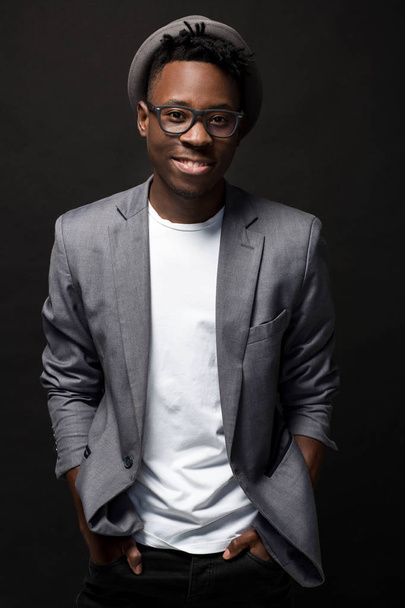 Fekete háttér mosolyogva divatos afroamerikai férfi képmása - Fotó, kép