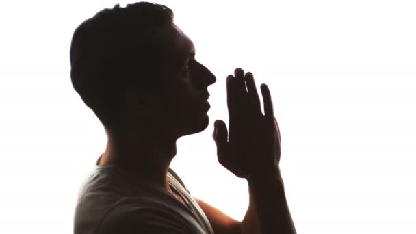 Silhouet van een man-hand bidden, close-up - Video