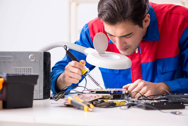 reparador profesional que repara el ordenador en taller - Foto, Imagen