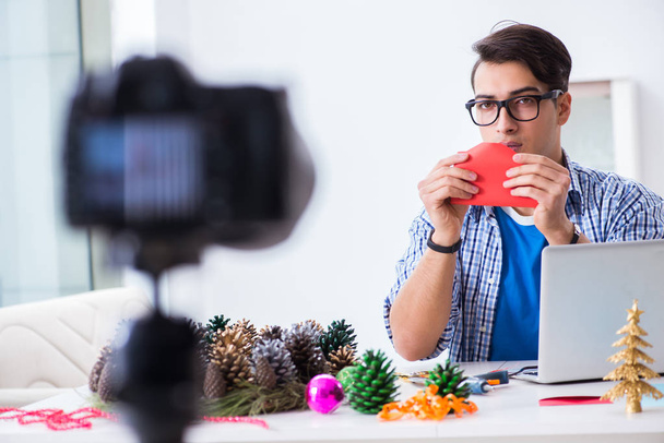 Enregistrement vidéo blogueur faire décoration de papier - Photo, image
