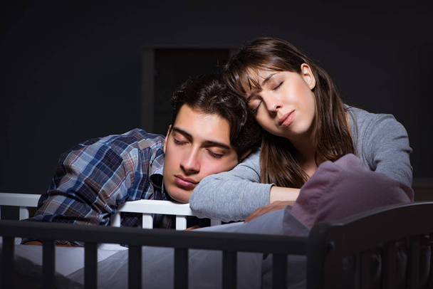 Νέοι γονείς άγρυπνοι με νεογέννητο μωρό τη νύχτα - Φωτογραφία, εικόνα