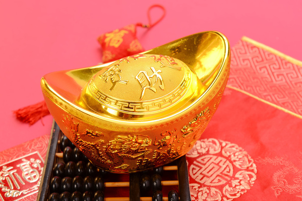 lingote de ouro chinês e ábaco significa símbolos de riqueza e prosperidade
. - Foto, Imagem