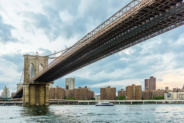 New York skyline with Brooklyn Bridge - Foto, Bild