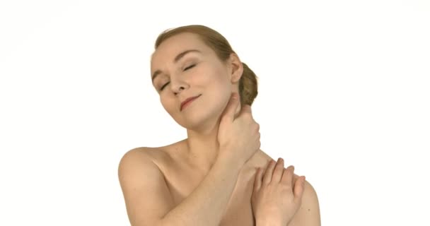 Bella donna sana toccando la pelle liscia sul viso al rallentatore per il concetto di bellezza della pelle
. - Filmati, video