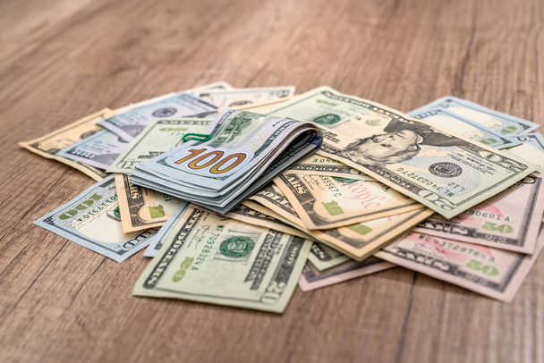 jogo de dólares americanos em uma mesa de madeira
 - Foto, Imagem