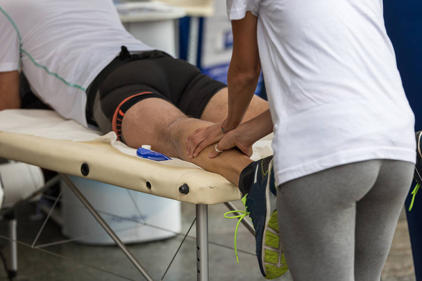 Спортсмена теля масаж м'язів після тренування спорт - Фото, зображення