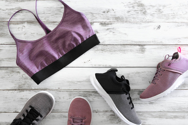 Reggiseno sportivo donna e due paia di scarpe da ginnastica (viola, nero e wh
 - Foto, immagini