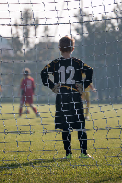 Küçük futbol oyuncusu: Kaleci eldiven önünde hedefi ile - Fotoğraf, Görsel