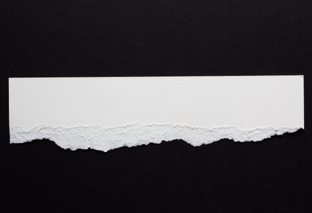кусок рваной бумаги, изолированный на черном
 - Фото, изображение