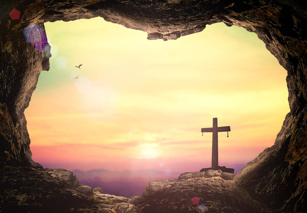 Concepto del Viernes Santo: Tumba vacía con símbolo de cruz para Jesucristo ha resucitado
 - Foto, Imagen