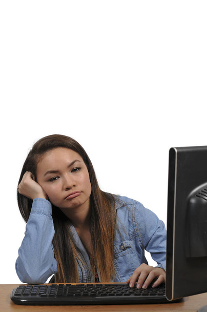 Nastoletnie dziewczyny odrabiania lekcji na komputerze - Zdjęcie, obraz