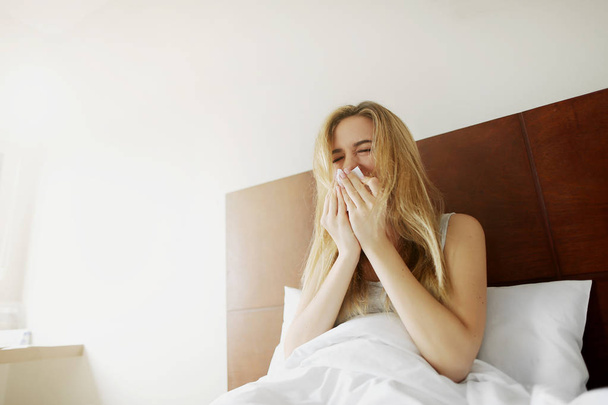 Kranke Amerikanerin niest mit Serviette und bekommt Erkältungskrankheit - Foto, Bild