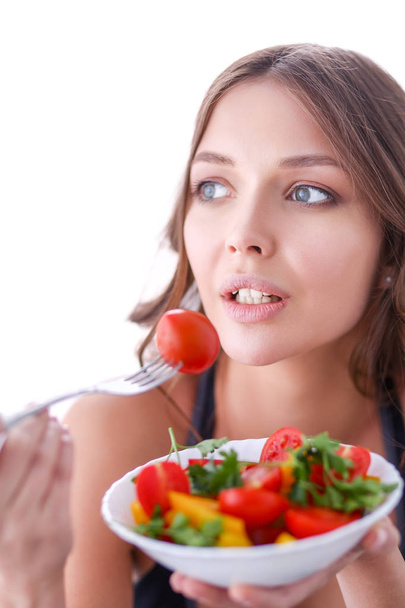 Portrait de jeune femme souriante avec salade de légumes végétarienne. - Photo, image