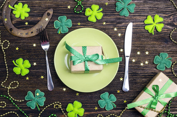 St.Patrick's day table setting with cutlery and lucky symbols on - Zdjęcie, obraz