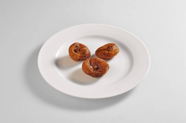 Dish rundy z porcji suszonych fig - Zdjęcie, obraz
