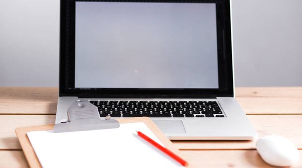 Laptop stojí na dřevěném stole - Fotografie, Obrázek