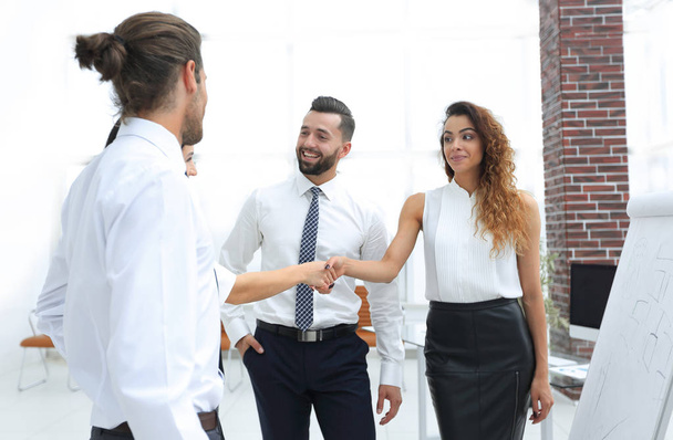 üzleti nők köszönnek egymásnak a handshake - Fotó, kép