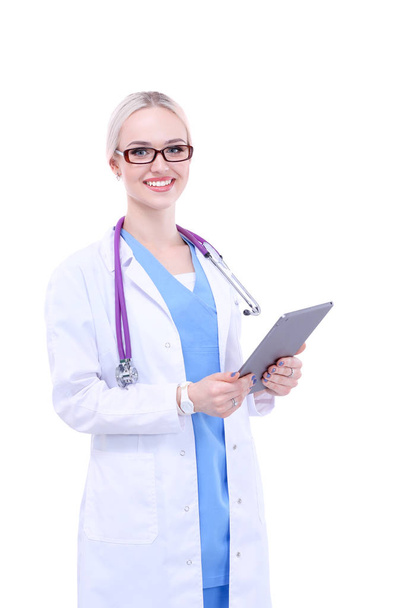 Žena lékař pomocí digitálního tabletu a stojí na bílém pozadí. Ženský doktoři. - Fotografie, Obrázek