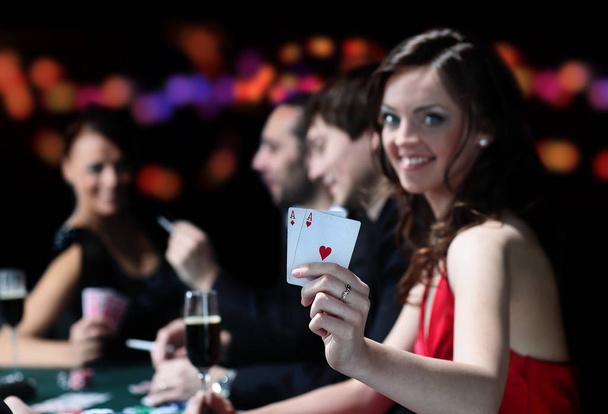 ギャンブルの家でポーカーをプレイ若い人たちのグループ - 写真・画像