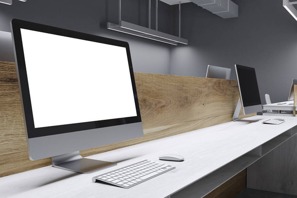 White computer screen in a gray office - Zdjęcie, obraz