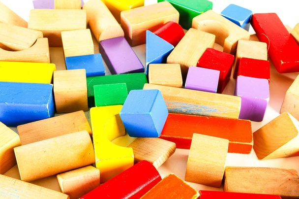 Nahaufnahme farbiger Holzspielzeugklötze Objekt auf weißem Hintergrund - Foto, Bild